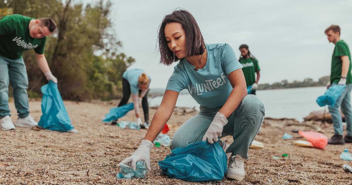 Volunteers picking up trash on a riverbank. (Representative Cover Image Source: Getty Images | bernardbodo)
