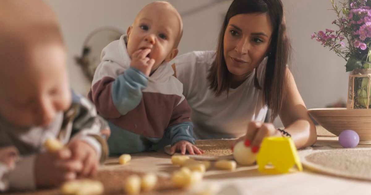 Mom feeding peanuts to babies (Representative Cover Image Source: Getty Images | Lajst)