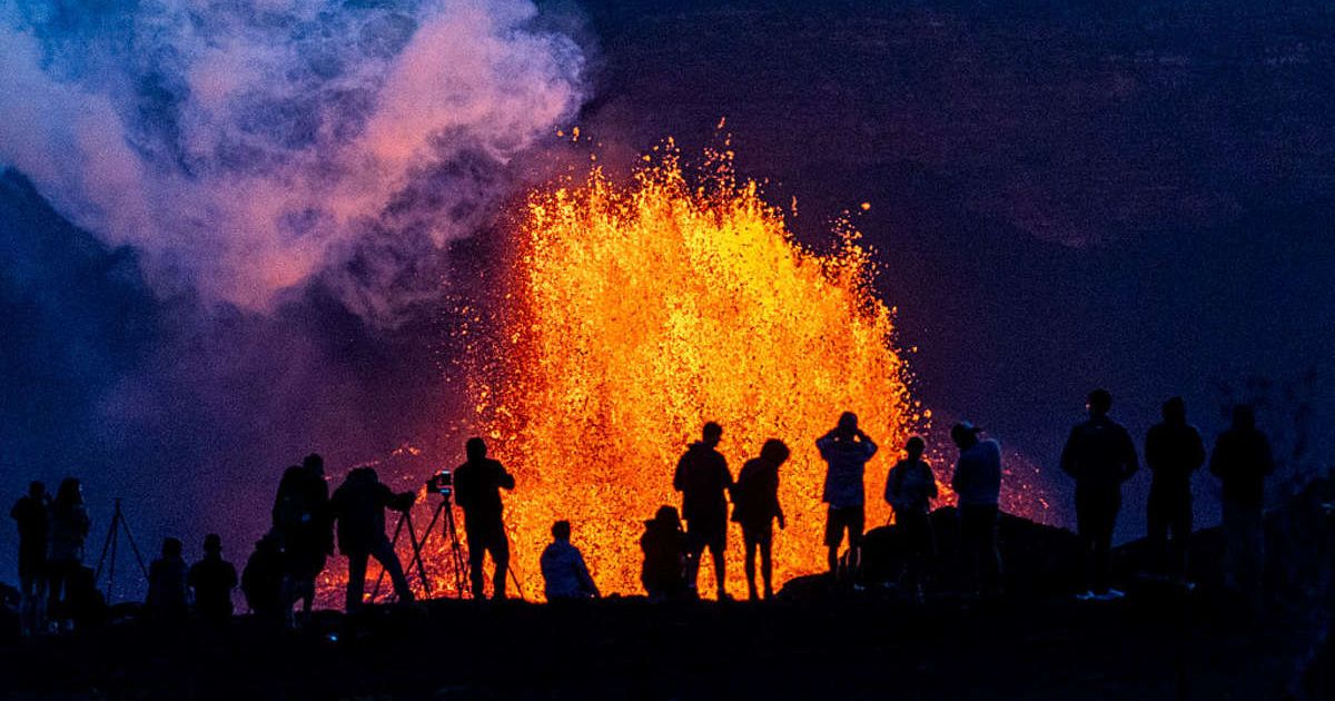People watch as Hawaii's Kilauea Volcano erupts. (Representative Cover Image Source: Getty Images | Photos By Gary Miller)