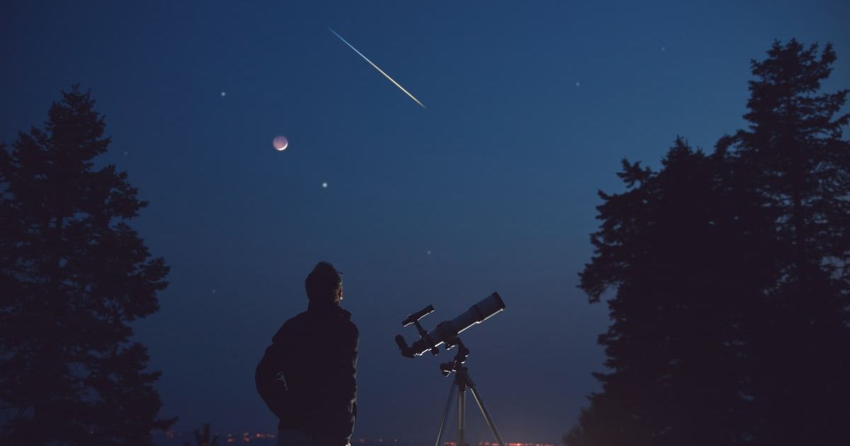 A man observing a comet getting closer to Earth. (Representative Cover Image Source: Getty Images | m-gucci)