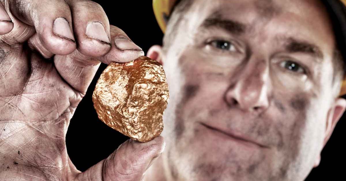 A man holding a nugget of gold (Representative Cover Image Source: Getty Images | Joe Belander)