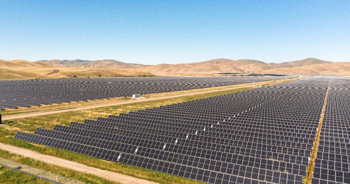 Aerial view over solar panels in the Central Valley, California (Cover Image Source: Getty Images | adamkaz)