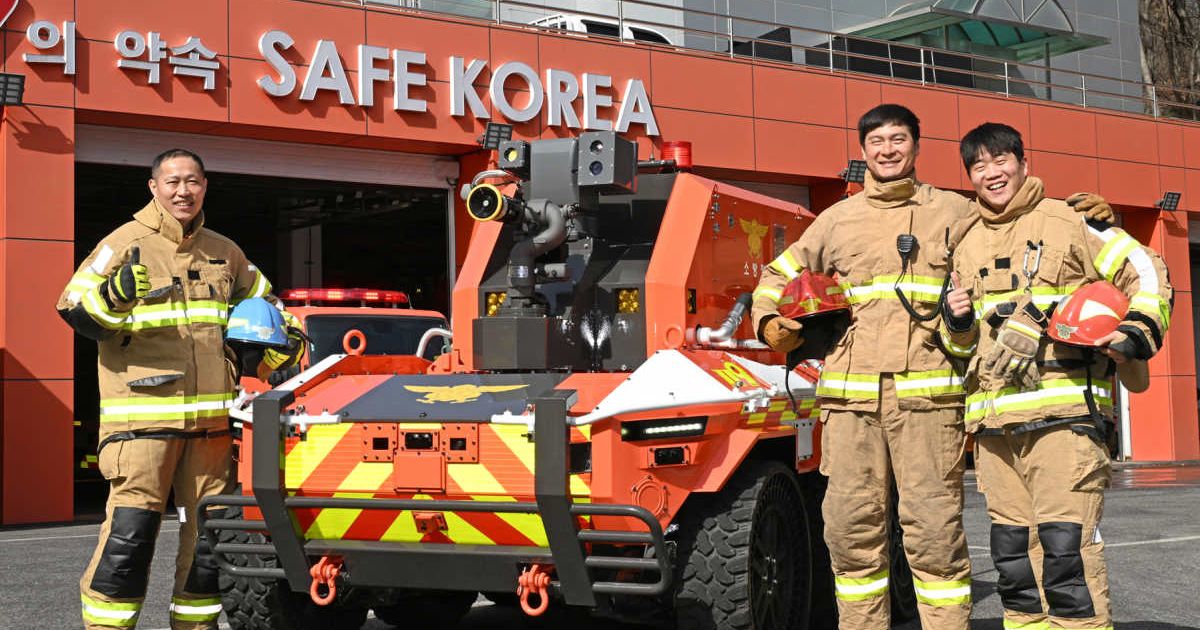 Firefighters standing next to Hyundai Motor Group's Unmanned Firefighting Robot for dangerous rescue missions. (Cover Image Source: Hyundai Motor Group)